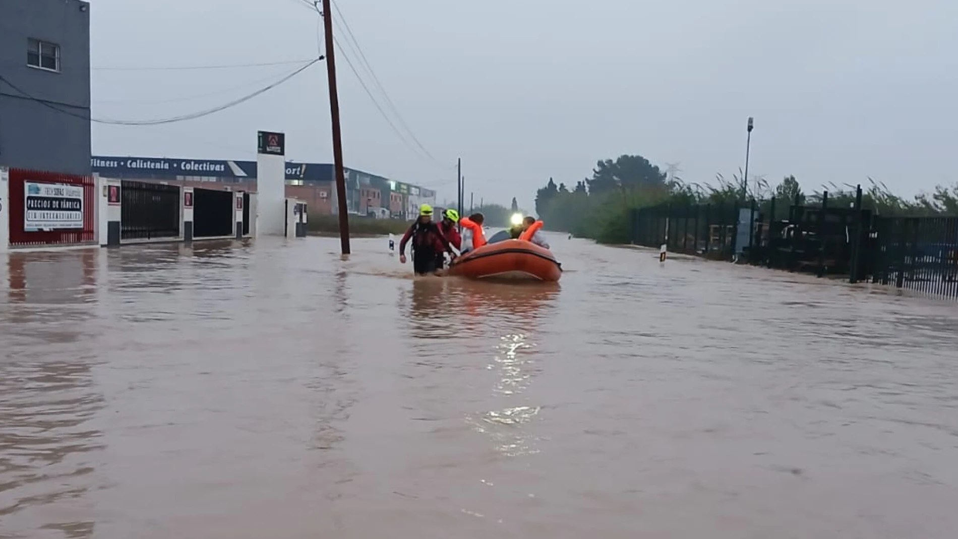 ALZIRA (VALENCIA), 30/10/2024.- Los Bomberos de Valencia rescatan con una embarcación a 9 personas y 2 perros en Alzira, Valencia, este miércoles. Por el momento, se han contabilizado 62 personas muertas en la provincia de Valencia. EFE/ @bombersvalencia vía X - SOLO USO EDITORIAL/SOLO DISPONIBLE PARA ILUSTRAR LA NOTICIA QUE ACOMPAÑA (CRÉDITO OBLIGATORIO) -