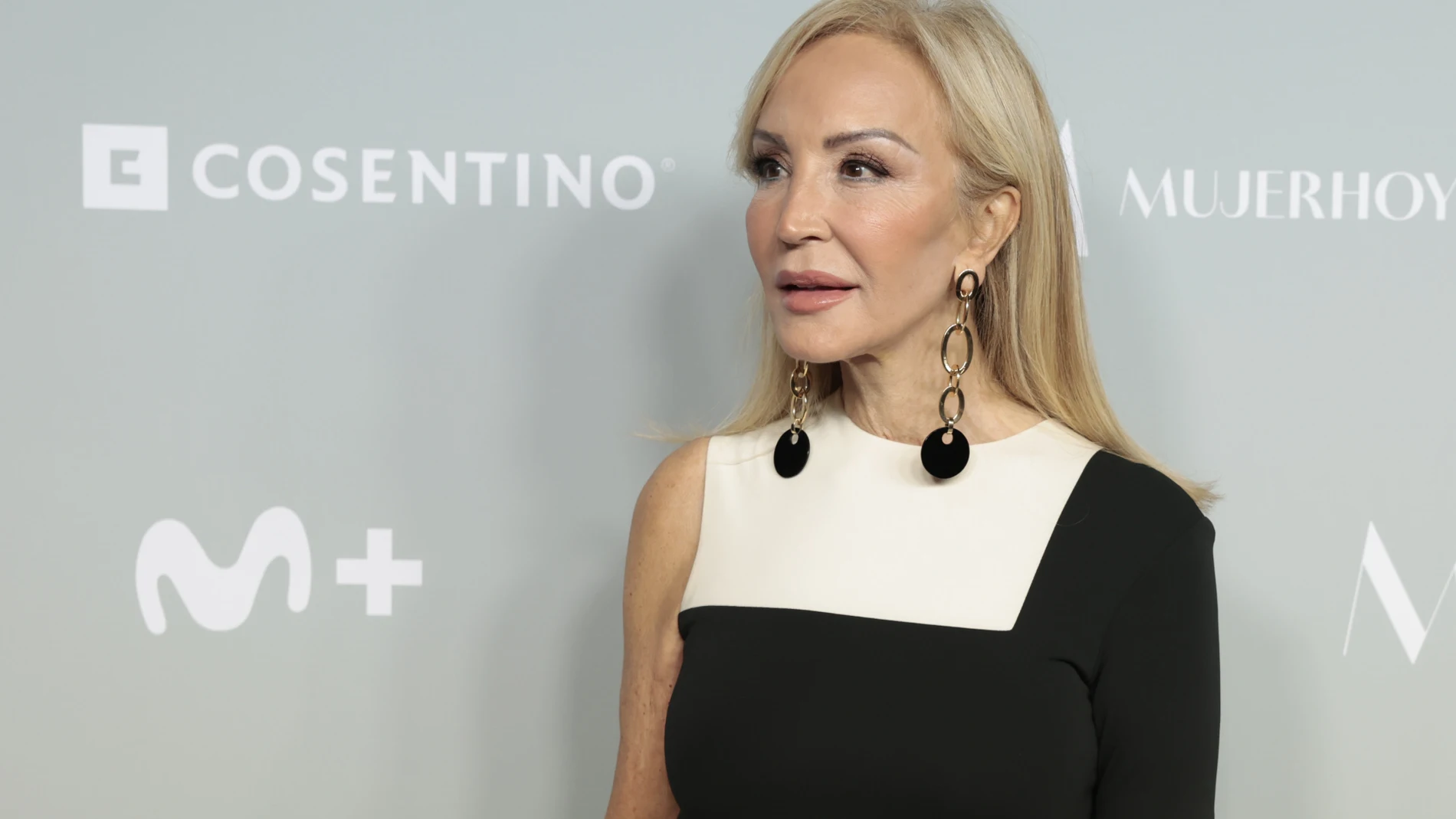 Carmen Lomana con vestido de David Delfín.