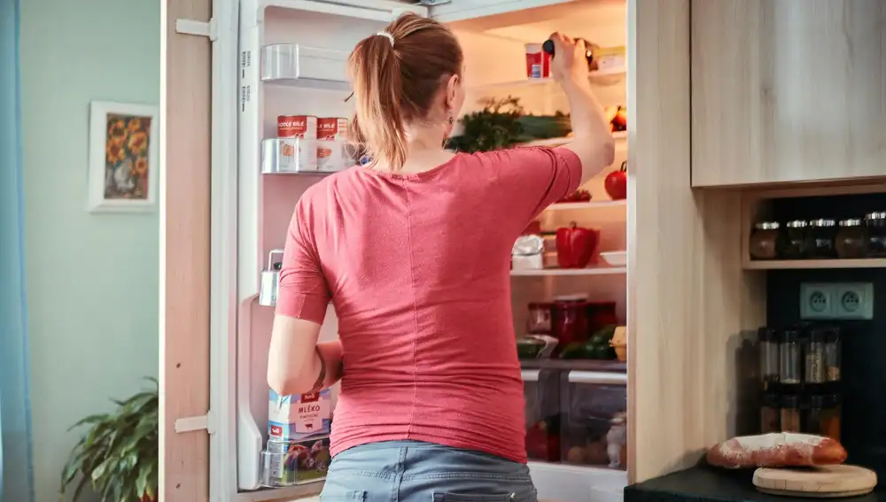 Mujer abriendo la nevera