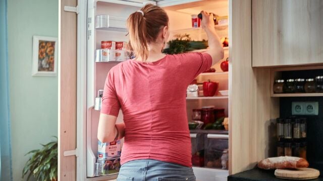 Mujer abriendo la nevera