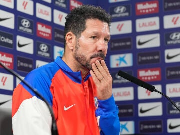 MAJADAHONDA, 30/10/2024.-El entrenador del Atl&eacute;tico de Madrid, Diego Simeone durante la rueda de prensa posterior al entrenamiento realizado este mi&eacute;rcoles en la Ciudad Deportiva Atl&eacute;tico de Madrid en Majadahonda, preparatorio del encuentro de Copa del Rey que el conjunto rojiblanco disputa este jueves frente al Vic. EFE/ Borja Sanchez-Trillo 
