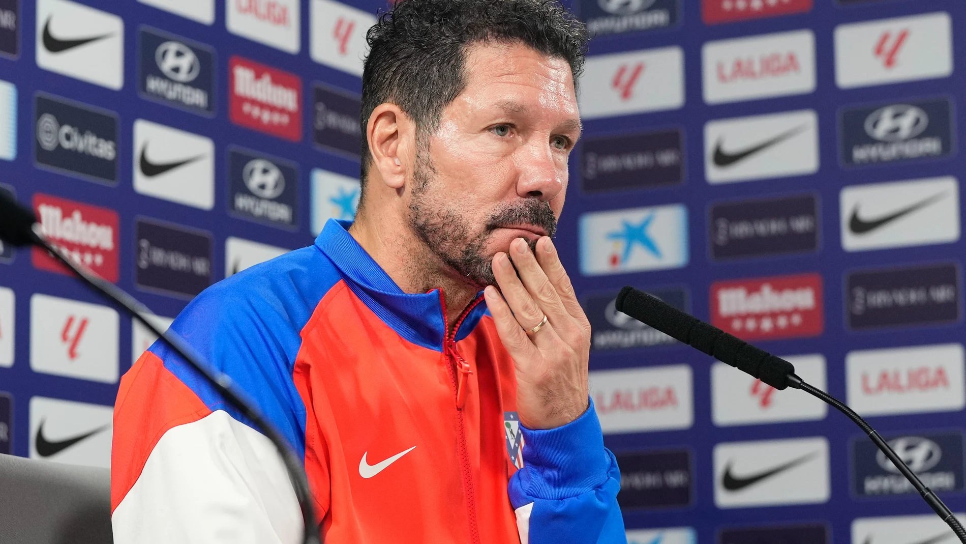 MAJADAHONDA, 30/10/2024.-El entrenador del Atlético de Madrid, Diego Simeone durante la rueda de prensa posterior al entrenamiento realizado este miércoles en la Ciudad Deportiva Atlético de Madrid en Majadahonda, preparatorio del encuentro de Copa del Rey que el conjunto rojiblanco disputa este jueves frente al Vic. EFE/ Borja Sanchez-Trillo