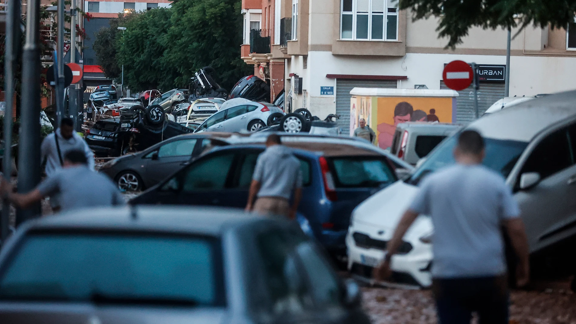 Efectos de la DANA en el municipio de Alfafar, a 30 de octubre de 2024, en Valencia, Comunidad Valenciana (España). La Comunitat Valenciana ha registrado la gota fría "más adversa" del siglo en la región. La Generalitat ha activado el procedimiento de múltiples víctimas por "prevención de lo que pueda venir", después de que el primer balance apunte a 51 víctimas mortales como consecuencia del temporal. En estos momentos, todavía hay personas esperando a ser rescatadas y puntos sin cobertura d...