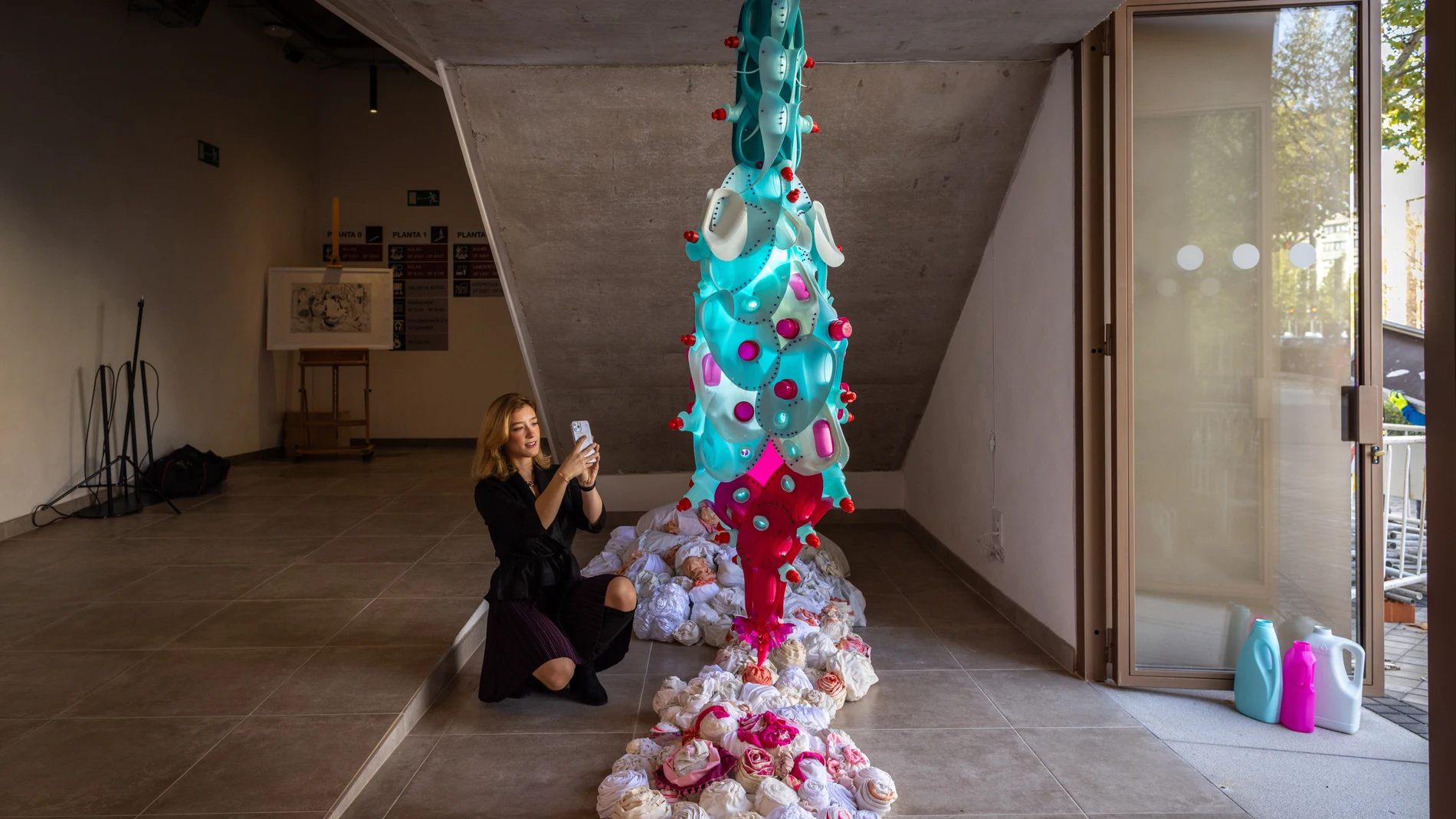 Mónica Escartín, una de las estudiantes de la Nebrija participantes, junto a la obra de Arsenio Rodríguez