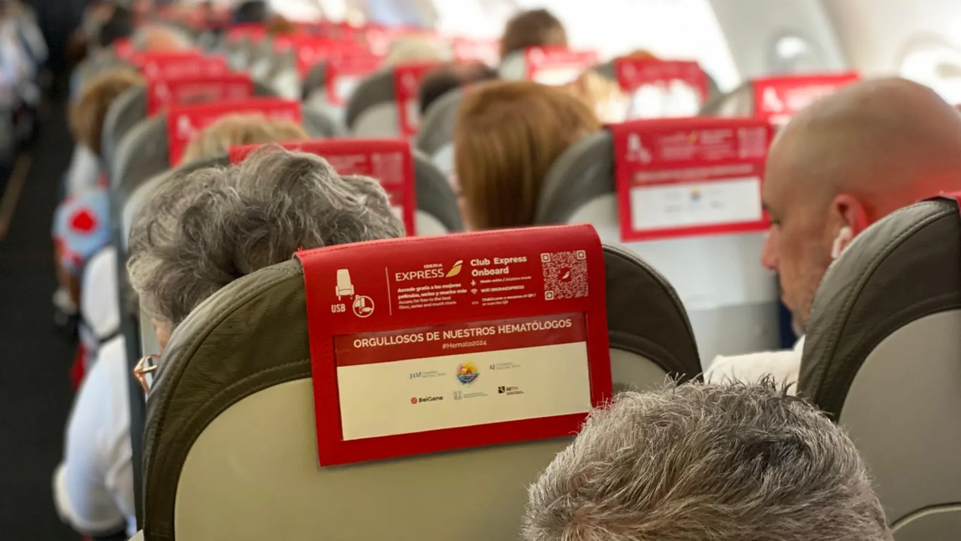 Los vuelos de Iberia Express y Vueling que viajaron a Palma desde Madrid y Barcelona reconocieron la labor de los hematólogos