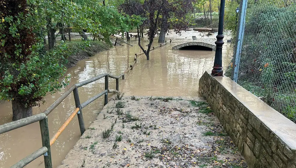 Una de las calles de Landete (Cuenca) inundadas por la DANA