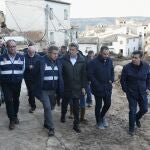 El presidente del Partido Popular, Alberto Núñez Feijóo, junto al presidente de Castilla-La Mancha, Emiliano García-Page, en su visita al municipio de Letur (Albacete) afectado por la DANA.