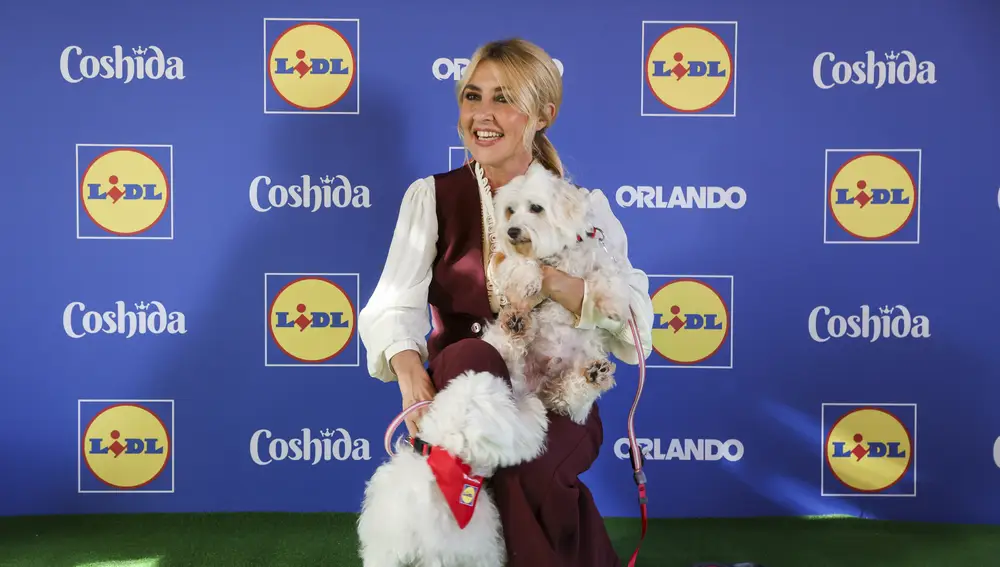 Cayetana Guillén Cuervo con sus perros, Lobo y Furbi, en la presentación de las nuevas gamas de alimentos para canes y gatos de Lidl