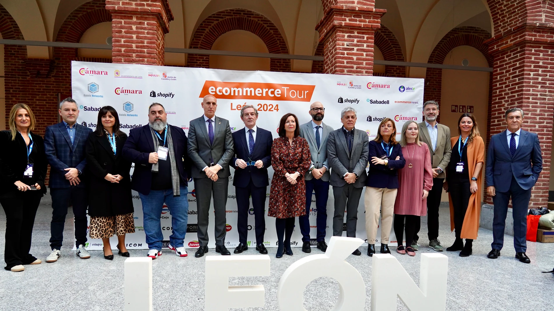 Inauguración de la tercera edición del Ecommerce Tour León. Asisten, entre otras autoridades, el presidente de la Cámara de Comercio de León, Javier Vega; el alcalde de León, José Antonio Diez; el presidente de la Asociación Leonesa de Comercio Electrónico, Javier Lastra y la directora General de Comercio y Consumo de la Junta de Castilla y León, María Pettit