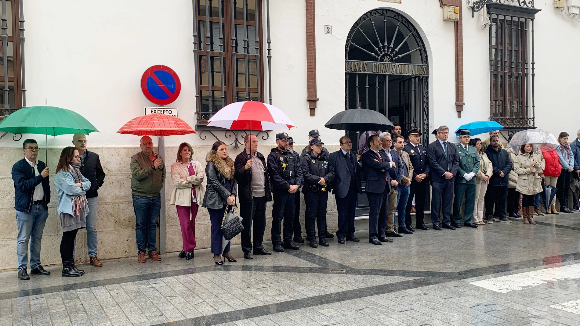 COR01. PUENTE GENIL (CÓRDOBA), 30/10/2024.- Minuto de silencio de la corporación municipal de Puente Genil (Córdoba), junto a varias autoridades más y vecinos del municipio por el fallecimiento de una joven de esta localidad cordobesa a consecuencia del paso de la dana en Valencia. EFE/Ayuntamiento de Puente-Genil (Córdoba)//SOLO USO EDITORIAL/SOLO DISPONIBLE PARA ILUSTRAR LA NOTICIA QUE ACOMPAÑA (CRÉDITO OBLIGATORIO)//
