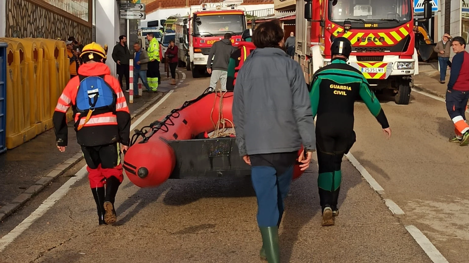 Efectivos de la Guardia Civil realizando labores en Mira (Cuenca) tras la DANA