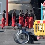 - Un cayuco con 81 personas a bordo, entre las que hay tres menores de edad, ha llegado este lunes al puerto de La Restinga, en el municipio de El Pinar (El Hierro). 