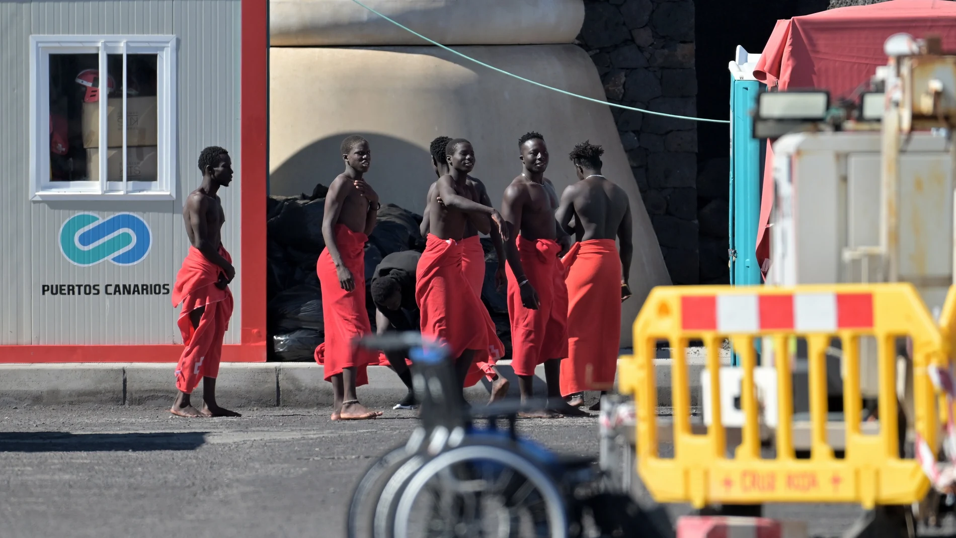 - Un cayuco con 81 personas a bordo, entre las que hay tres menores de edad, ha llegado este lunes al puerto de La Restinga, en el municipio de El Pinar (El Hierro).