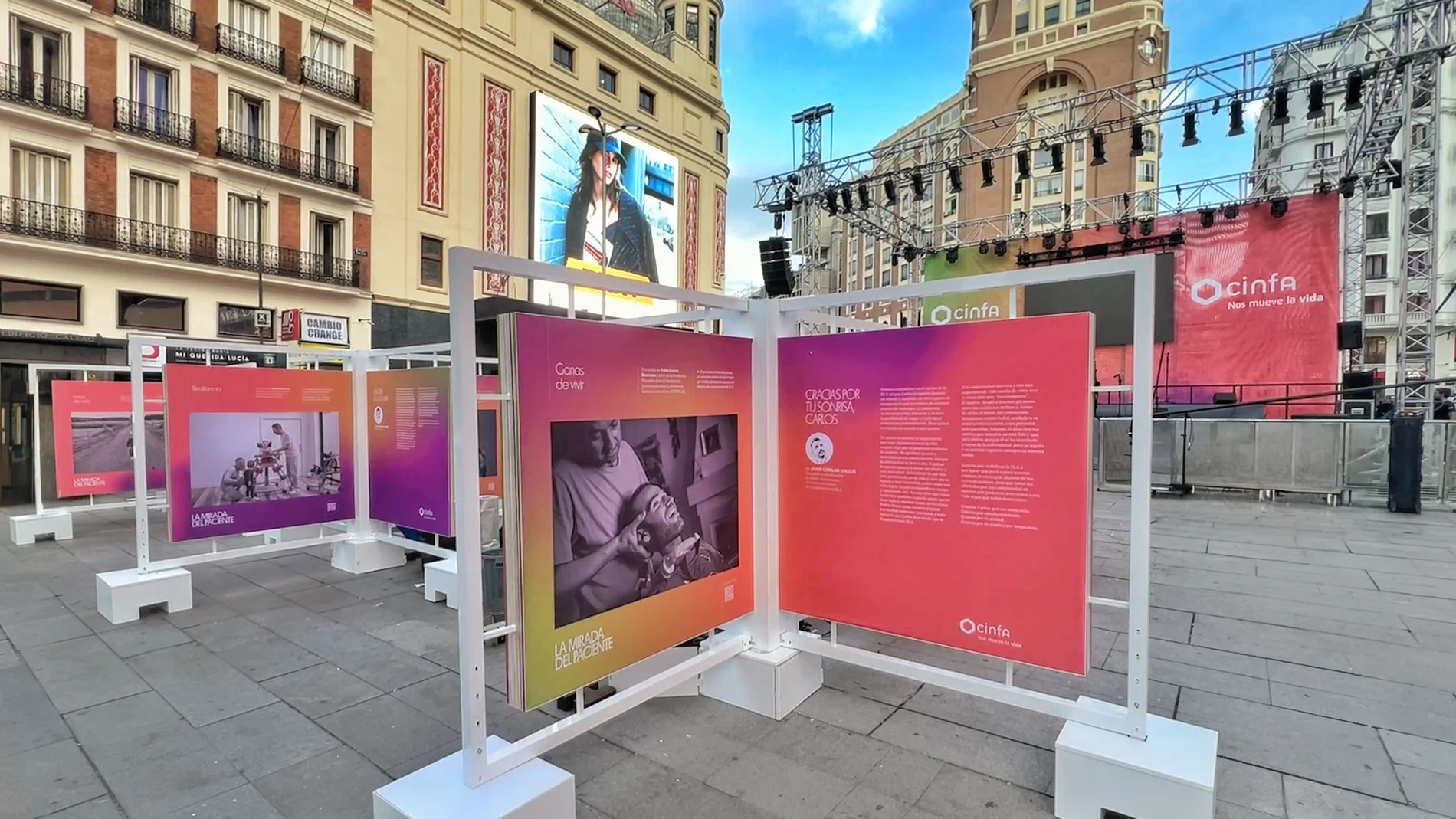 La céntrica plaza de Callao fue el lugar elegido para inaugurar la exposición fotográfica