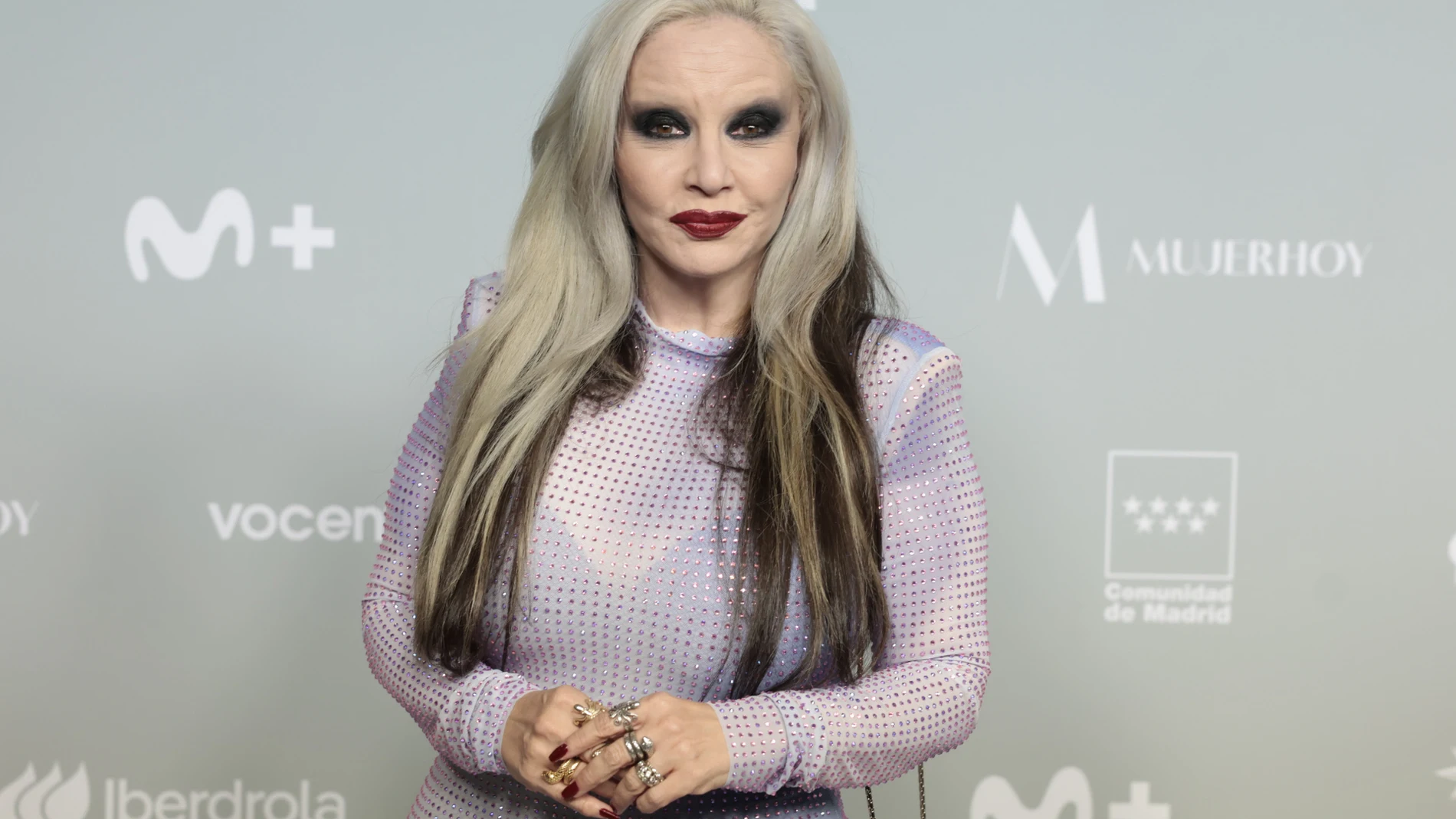 Alaska con vestidode brillantes.