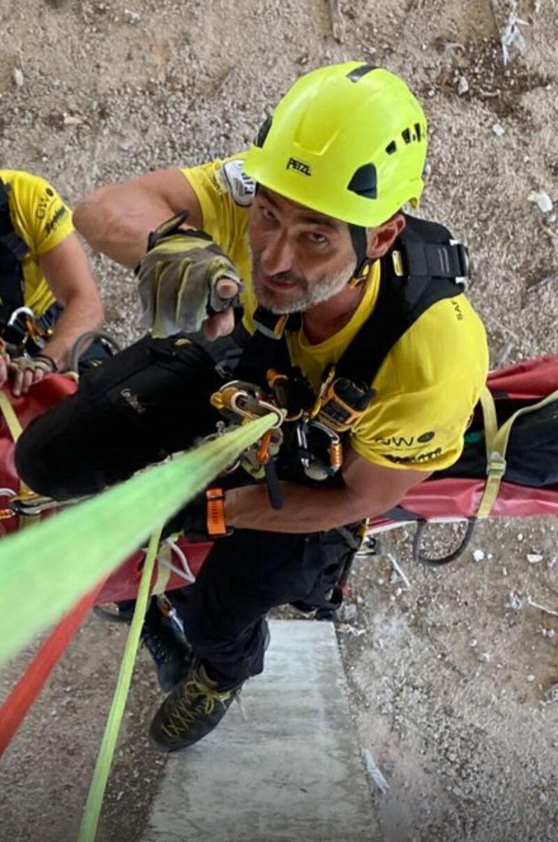 El bombero Antonio Dávila en una operación de rescate