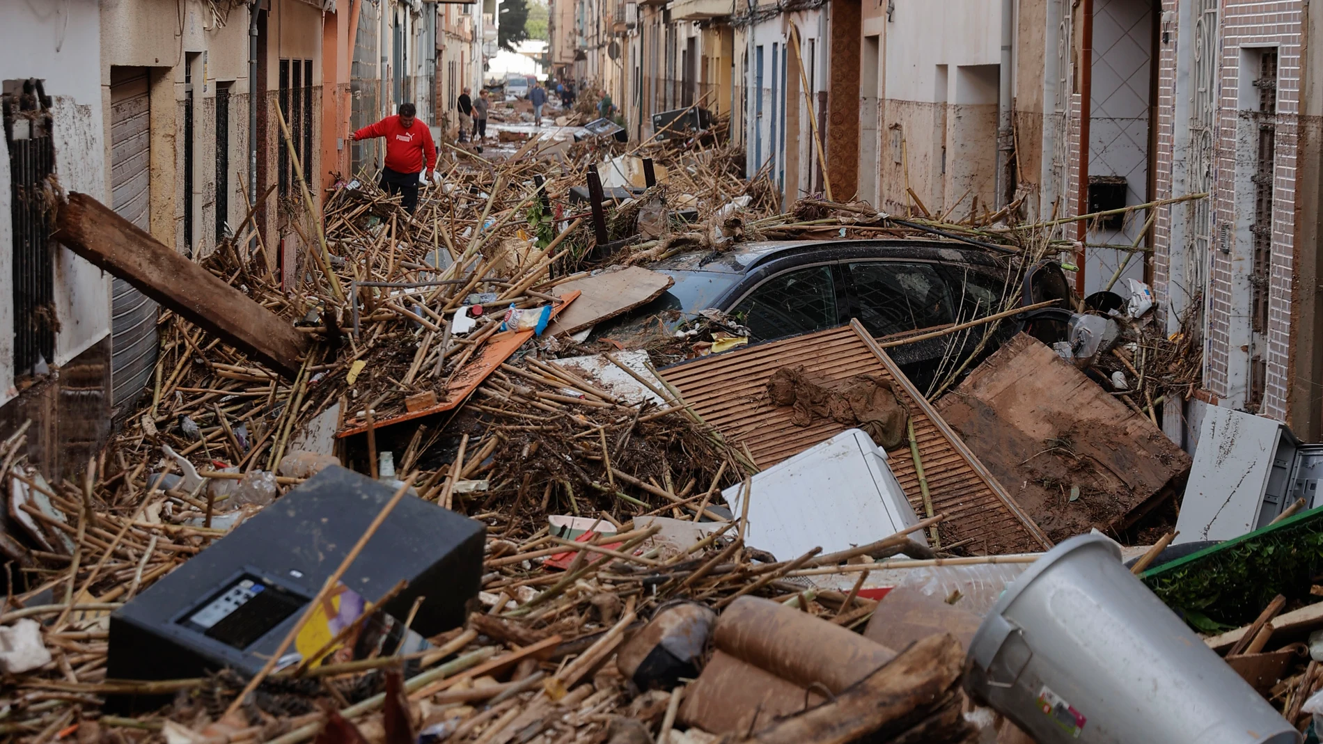 PAIPORTA (VALENCIA), 30/10/2024.- Vista de una calle afectada en Paiporta, tras las fuertes lluvias causadas por la DANA. La alcaldesa de Paiporta (Valencia), Maribel Albalat, ha confirmado que al menos hay 34 fallecidos en su municipio a consecuencia de la dana que ha afectado a la Comunidad Valenciana. EFE/Manu Bruque