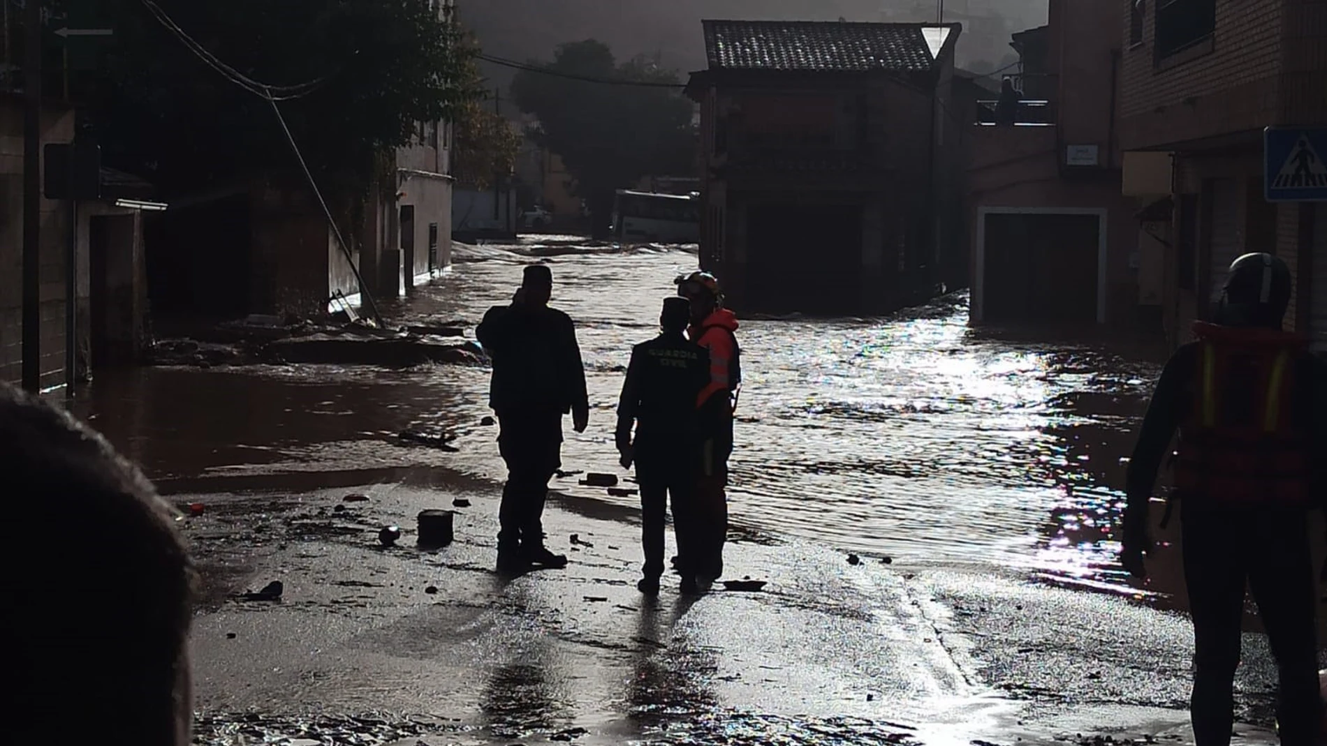 Efectivos de la Guardia Civil realizando labores en Mira tras la DANA sufrida por la localidadREMITIDA / HANDOUT por Guardia CivilFotografía remitida a medios de comunicación exclusivamente para ilustrar la noticia a la que hace referencia la imagen, y citando la procedencia de la imagen en la firma30/10/2024