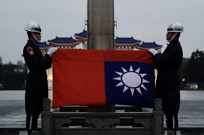 Soldados despliegan una bandera de Taiwán en la Plaza de la Libertad de Taipéi