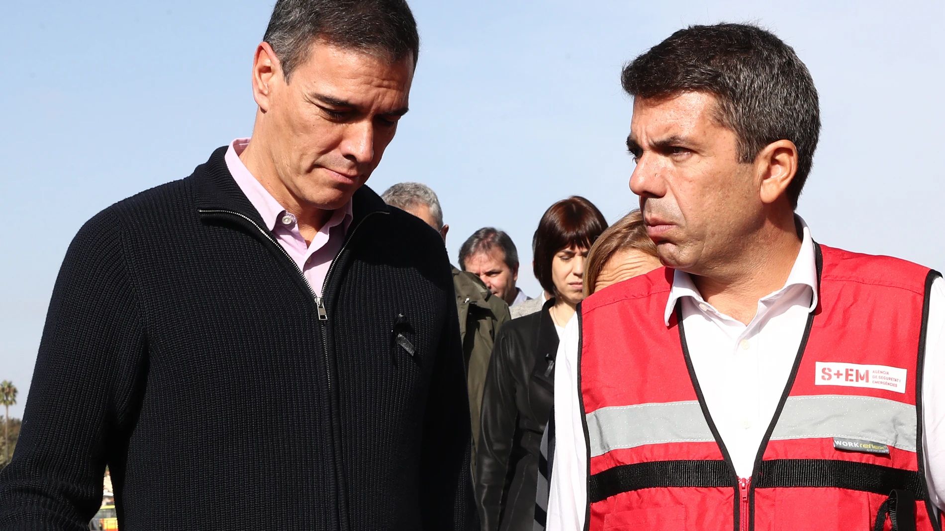 -FOTODELDÍA- L'ELIANA (VALENCIA), 31/10/2024.- El presidente del Gobierno, Pedro Sánchez (i), acompañado por el president de la Generalitat, Carlos Mazón visita este jueves el Centro de Coordinación Operativo Integrado (CECOPI) de la Comunitat Valenciana, desde donde se coordinan lan las labores de emergencia en las zonas afectadas por la DANA. EFE/Fernando Calvo/Pool Moncloa / ***SOLO USO EDITORIAL/SOLO DISPONIBLE PARA ILUSTRAR LA NOTICIA QUE ACOMPAÑA (CRÉDITO OBLIGATORIO)***