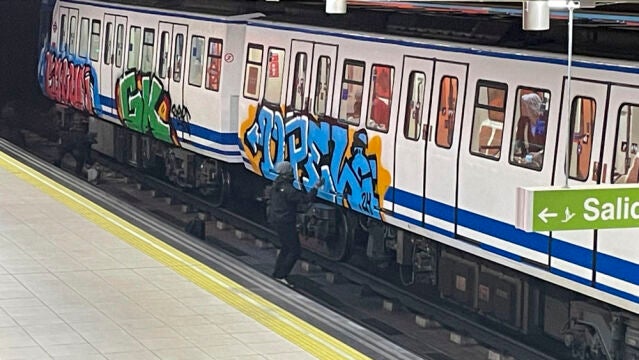 Unos grafiteros paran el Metro en Bambú para pintar los vagones de un convoy