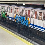 Unos grafiteros paran el Metro en Bambú para pintar los vagones de un convoy