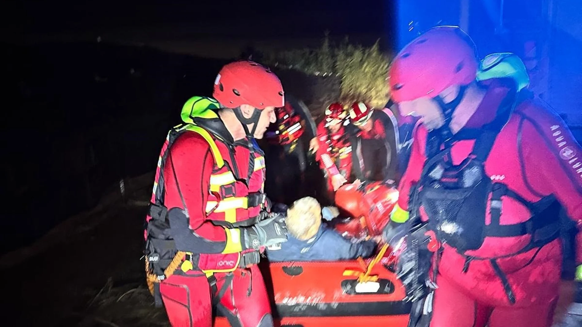 Efectivos de los bomberos del Aljarafe en un rescate por el temporal este pasado miércoles REMITIDA / HANDOUT por BOMBEROS DEL ALJARAFE Fotografía remitida a medios de comunicación exclusivamente para ilustrar la noticia a la que hace referencia la imagen, y citando la procedencia de la imagen en la firma 31/10/2024