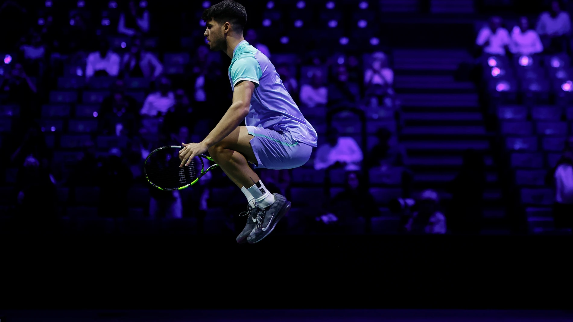 Paris (France), 31/10/2024.- Carlos Alcaraz of Spain warms up prior his round of 16 match against Ugo Humbert of France at the Rolex Paris Masters tennis tournament in Paris, France, 31 October 2024. (Tenis, Francia, España) EFE/EPA/YOAN VALAT