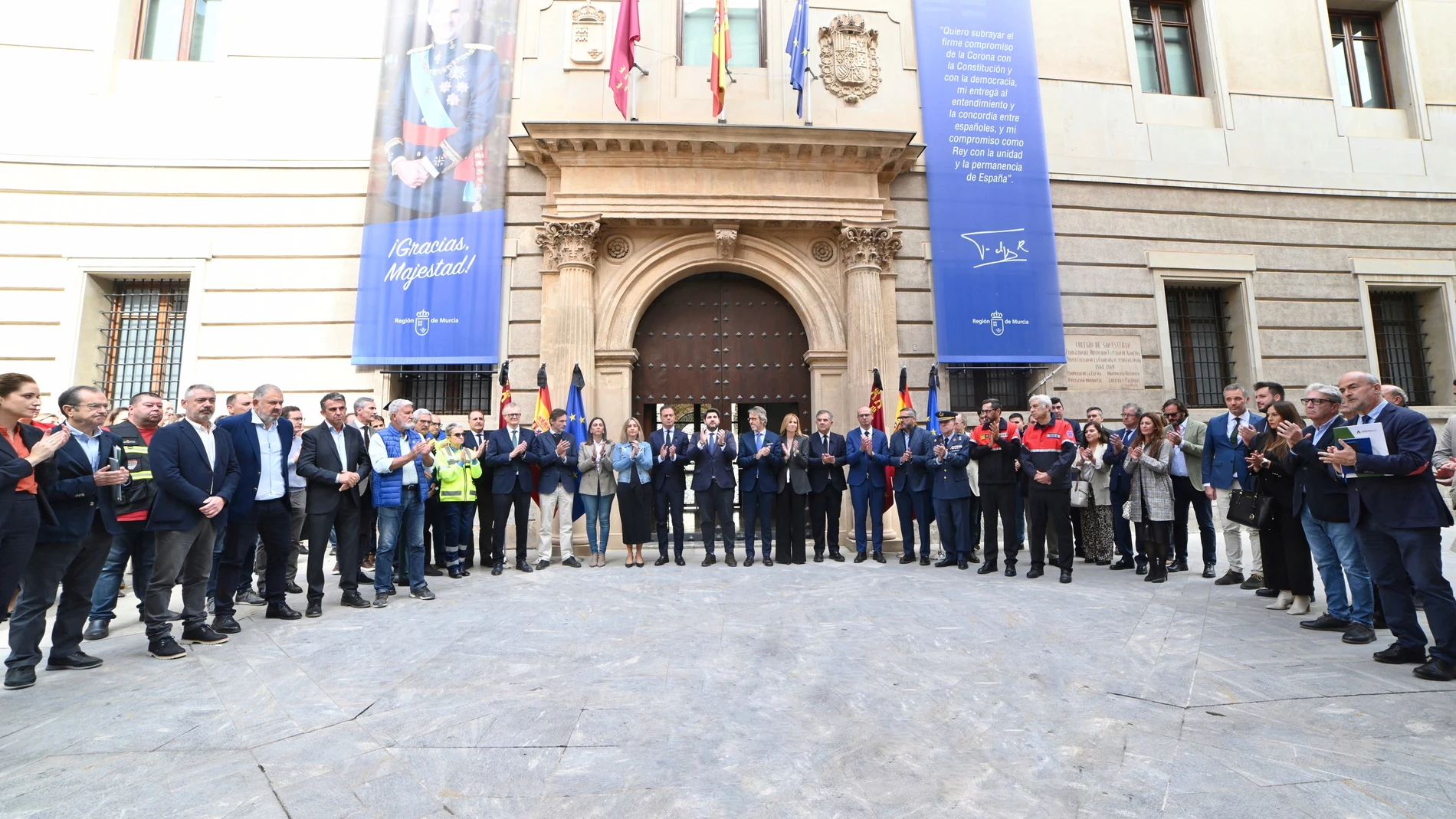 El jefe del Ejecutivo autonómico, Fernando López Miras, preside el minuto de silencio convocado por el Gobierno de la Región de Murcia como muestra de duelo por las víctimas mortales que la DANA ha dejado a su paso