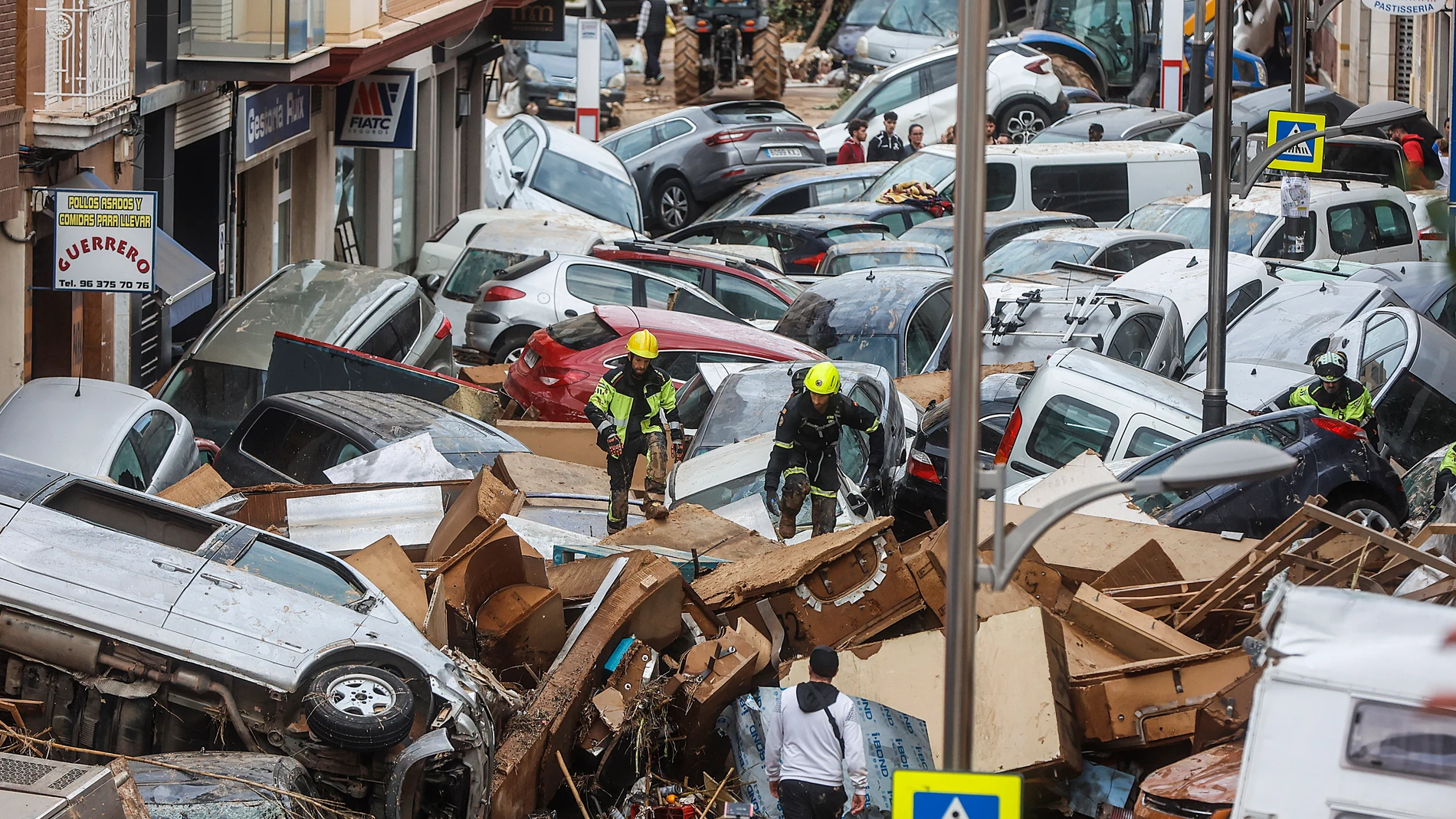 Decenas de coches amontonados en Sedaví, Valencia, Comunidad Valenciana