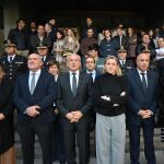Minuto de silencio a las puertas de la delegación del Gobierno con Nicanor Sen, Isabel Blanco, Jesús Julio Carnero y Leticia García, entre otros