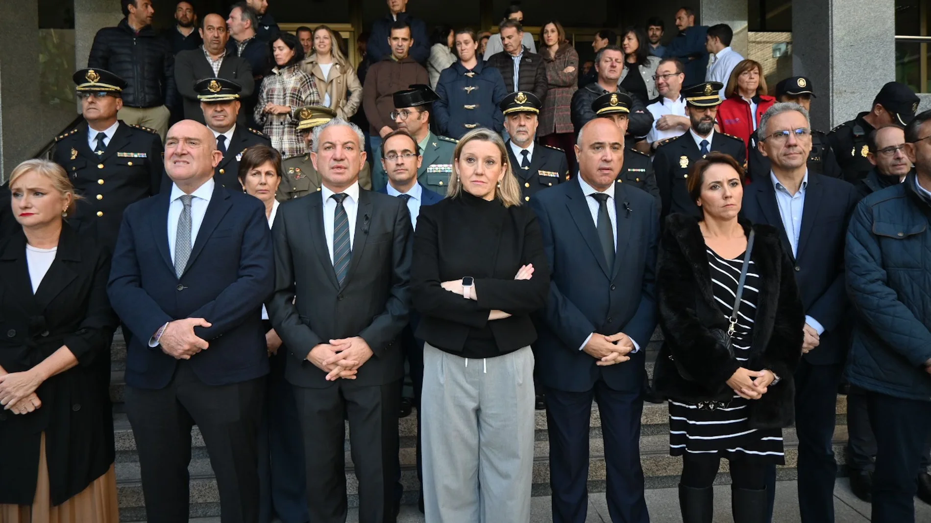 Minuto de silencio a las puertas de la delegación del Gobierno con Nicanor Sen, Isabel Blanco, Jesús Julio Carnero y Leticia García, entre otros