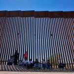Un grupo de inmigrante indios junto a la frontera entre México y Arizona (Estados Unidos)