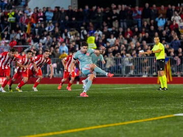 VIC (CATALU&Ntilde;A), 31/10/2024.- El delantero del Atl&eacute;tico Juli&aacute;n &Aacute;lvarez marca de penalti el primer gol ante el Vic, durante el partido de la Copa del Rey que UE Vic y Atl&eacute;tico de Madrid disputan este jueves en el estadio Hip&ograve;lit Plan&agrave;s. EFE/Siu Wu 