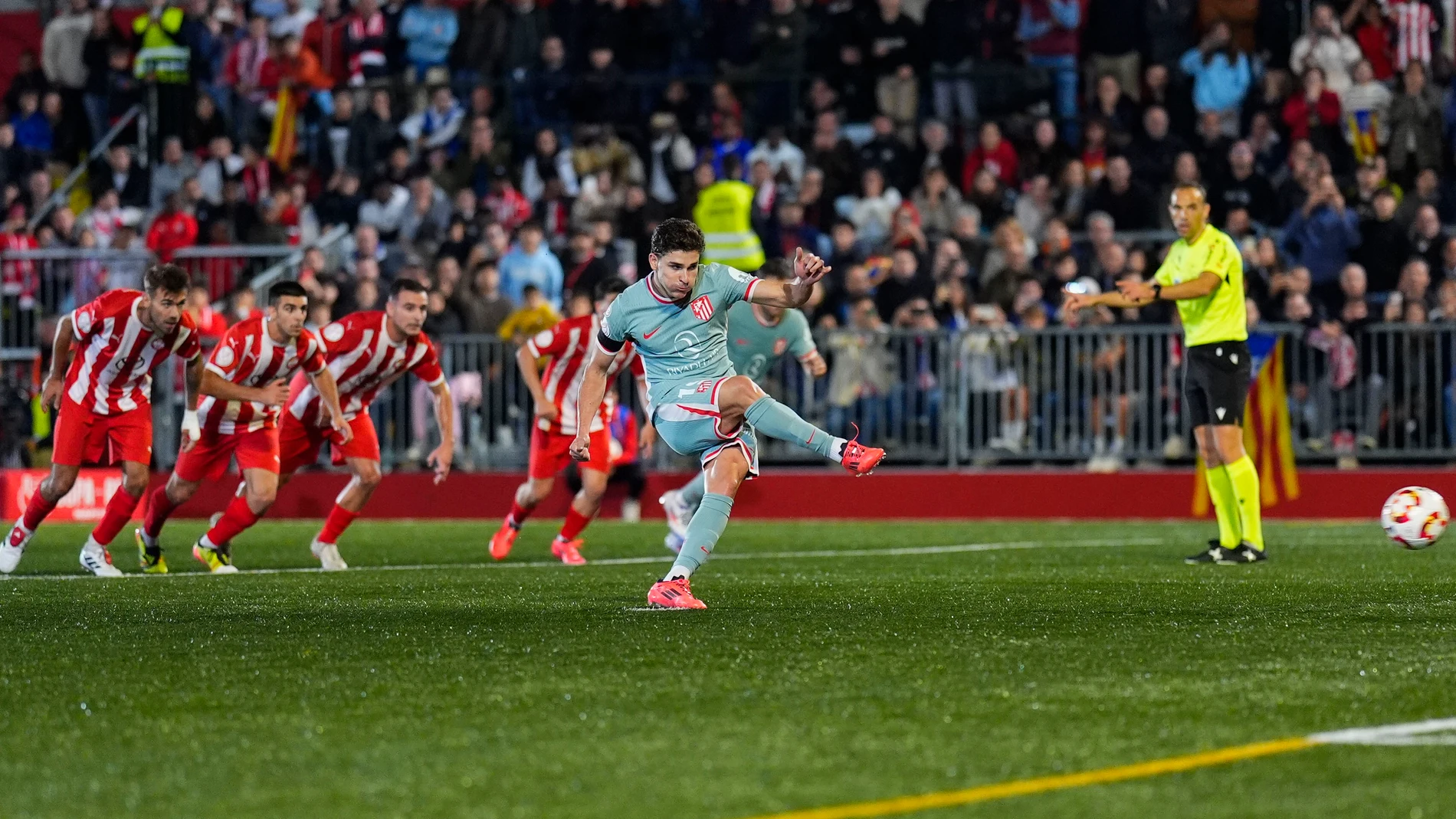 VIC (CATALUÑA), 31/10/2024.- El delantero del Atlético Julián Álvarez marca de penalti el primer gol ante el Vic, durante el partido de la Copa del Rey que UE Vic y Atlético de Madrid disputan este jueves en el estadio Hipòlit Planàs. EFE/Siu Wu