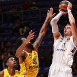 Hezonja lanza ante la defensa de Randolph
