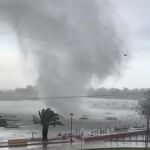 Imagen del tornado sobre la ría Carreras en Isla Cristina (Huelva)
