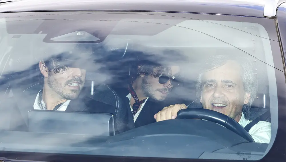 A la izda., de copiloto, Roi Méndez llega a la boda de Ana Guerra y Víctor Elías