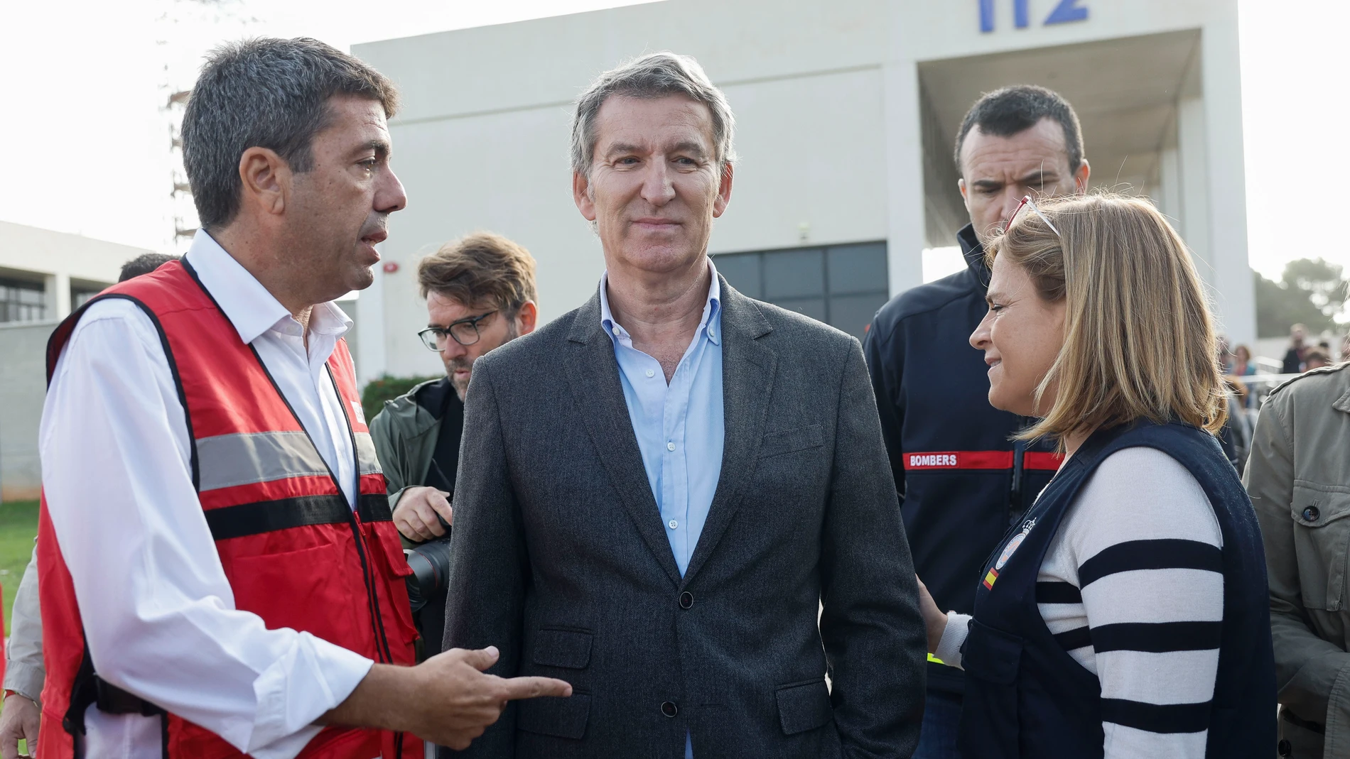 L'ELIANA (VALENCIA, 31/10/2024.- El presidente del Partido Popular, Alberto Núñez Feijóo (2i), junto al president de la Generalitat, Carlos Mazón (i), visita este jueves el Centro de Coordinación de Emergencias de la Comunitat Valenciana. EFE/ Kai Fosterling