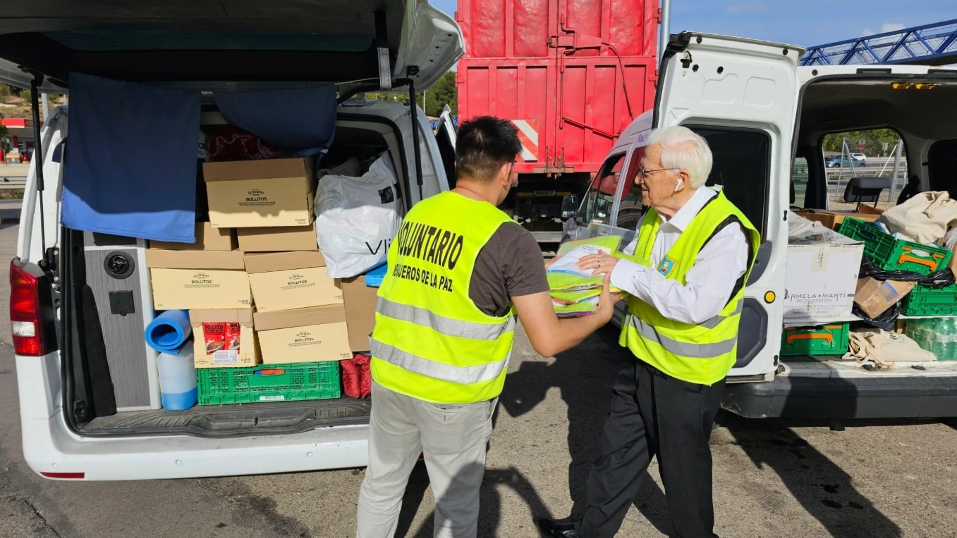 El padre Ángel preparando el convoy con ayuda para las zonas afectadas por la DANA. REMITIDA / HANDOUT por MENSAJEROS DE LA PAZ Fotografía remitida a medios de comunicación exclusivamente para ilustrar la noticia a la que hace referencia la imagen, y citando la procedencia de la imagen en la firma 31/10/2024