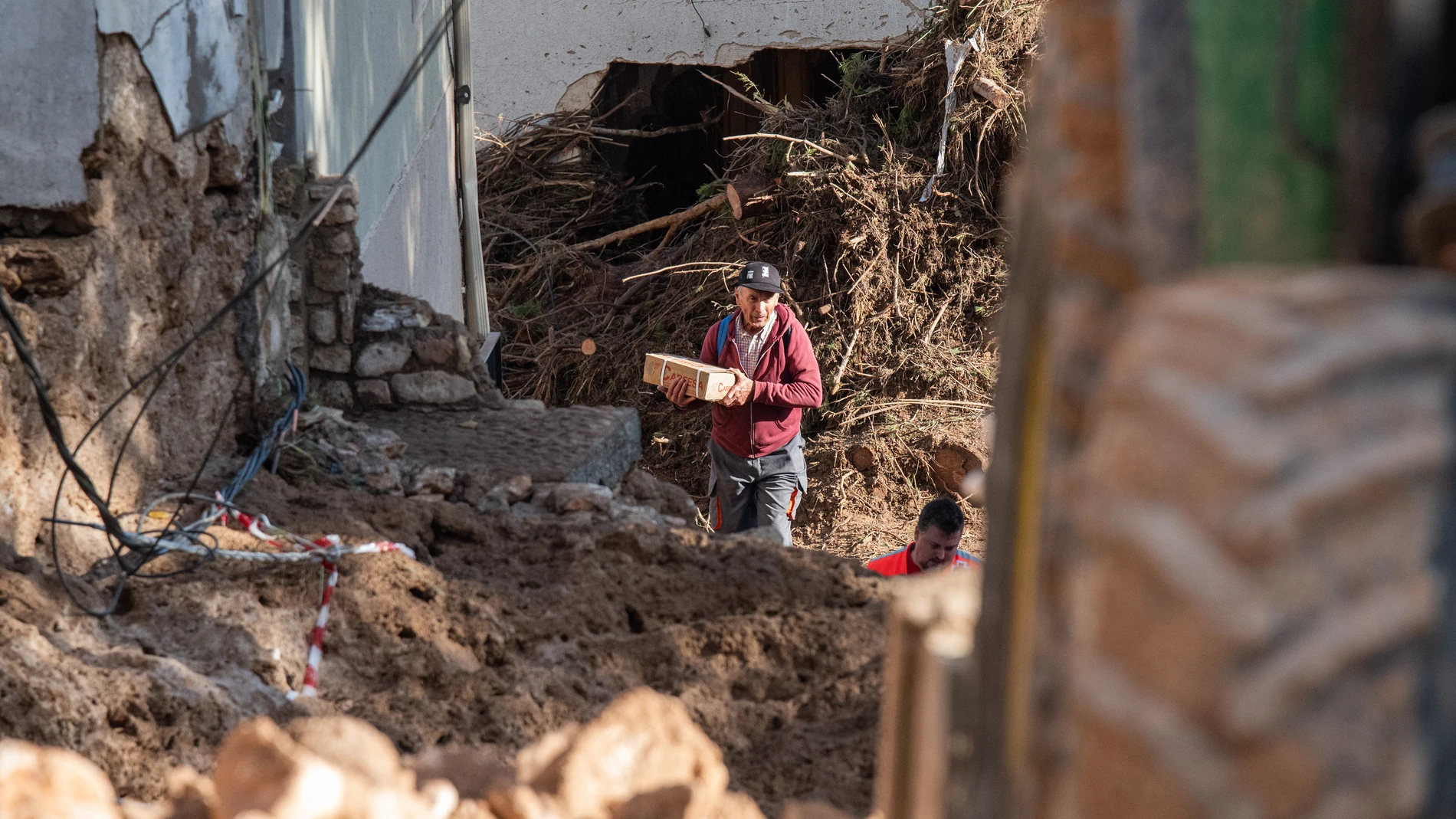 Un hombre trabaja en el desescombro de una zona afectada por la DANA, a 31 de octubre de 2024, en Letur, Albacete, Castilla-La Mancha (España). El dispositivo de unos 150 efectivos que trabajan en la búsqueda de las cinco personas desaparecidas en el municipio de Letur tras la riada provocada por la DANA ha reanudado a primera hora de hoy las tareas, que se centran principalmente en peinar la zona del cauce natural del arroyo que se desbordó el pasado 29 de octubre y donde el agua subió hasta...