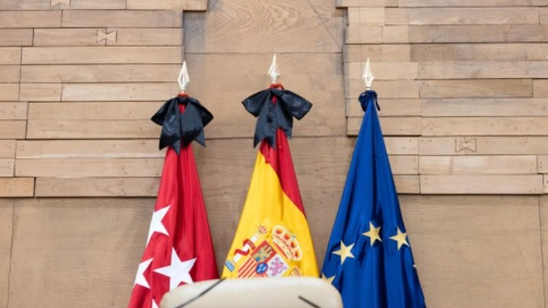 Crespones negros en la Asamblea de Madrid