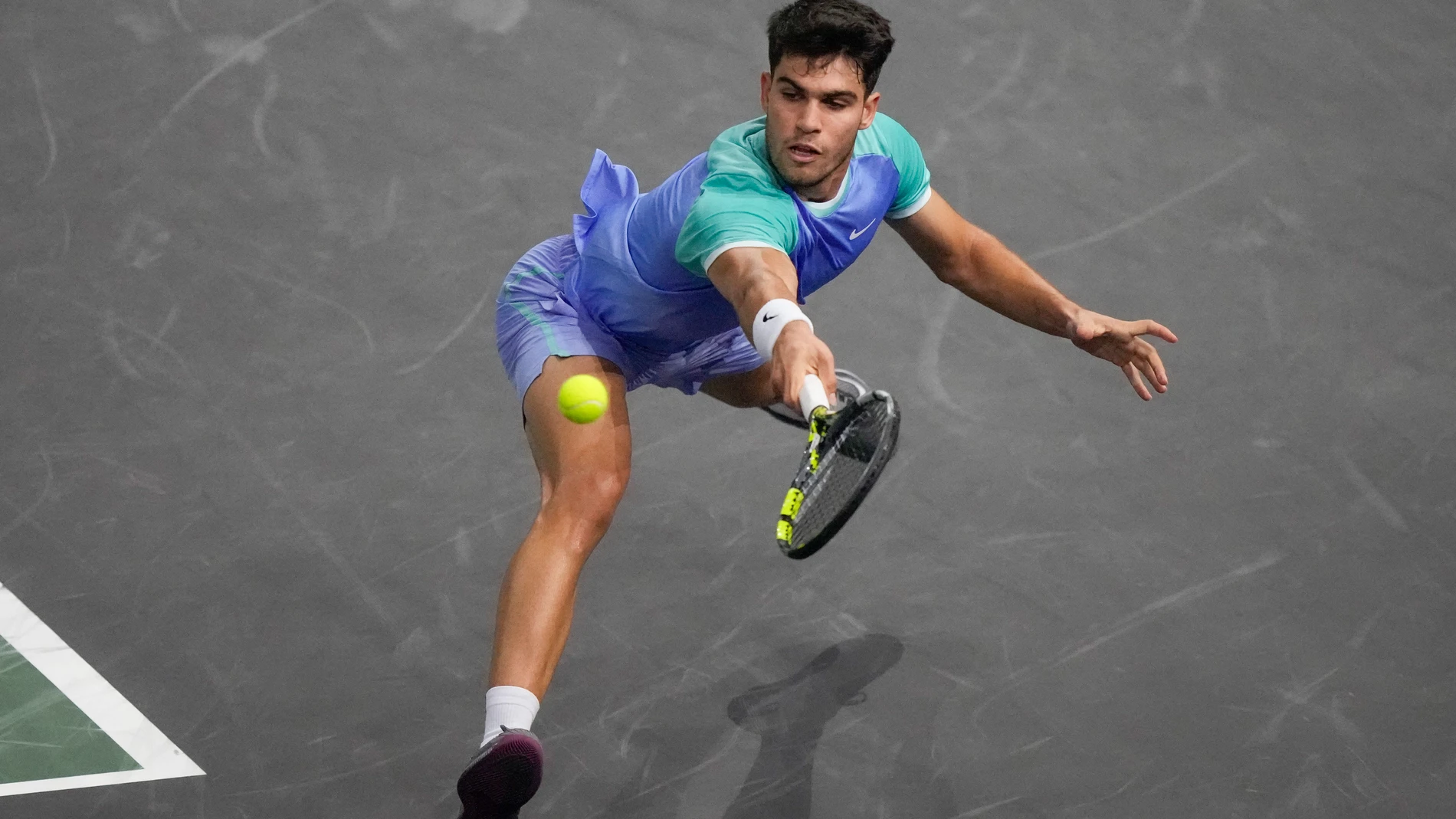 Spain's Carlos Alcaraz slams a forehand to France's Ugo Humbert during their third round match of the Paris Masters tennis tournament at the Accor Arena, Thursday, Oct. 31, 2024 in Paris. (AP Photo/Michel Euler)