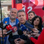 El presidente de Castilla-La Mancha, Emiliano García-Page, en su visita a Mira (Cuenca) tras la DANA