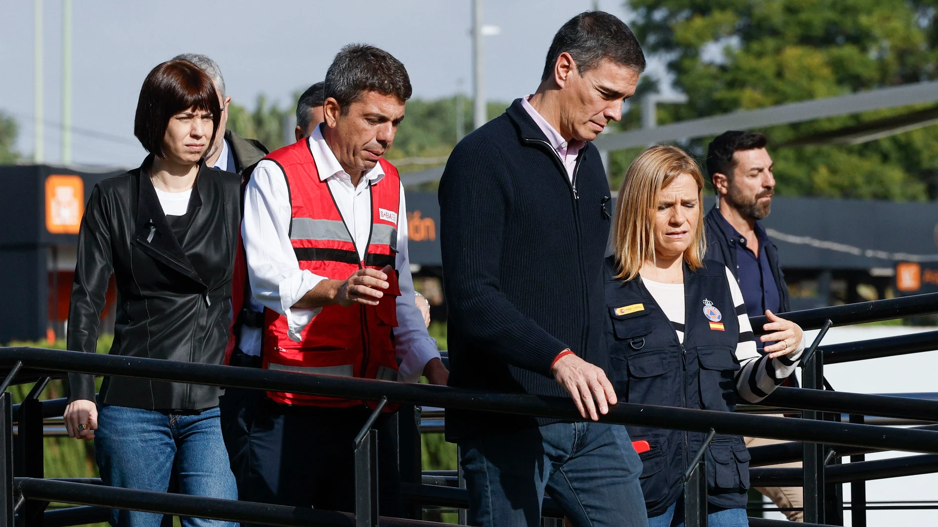 L'ELIANA (VALENCIA), 31/10/2024.- El presidente del Gobierno, Pedro Sánchez (2d), acompañado por la ministra de Ciencia, Innovación y Universidades, Diana Morant (i), el president de la Generalitat, Carlos Mazón (2i), y la delegada del Gobierno, Pilar Bernabé (d), visita este jueves el Centro de Coordinación Operativo Integrado (CECOPI) de la Comunitat Valenciana, desde el que se coordinan las labores de emergencia en las zonas afectadas por la dana. EFE/ Kai Försterling