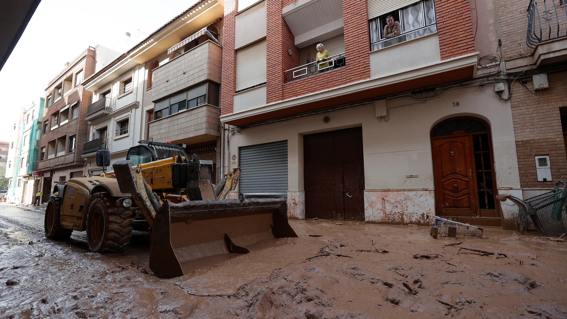 CATARROJA (VALENCIA), 31/10/2024.- Una máquina escavadora retira el lodo acumulado en las calles tras las intensas lluvias caídas por la fuerte dana, este jueves en Catarroja. Catarroja, una de las localidades afectadas por la dana que asoló este martes la provincia de Valencia, se afana por restablecer los suministros cortados a consecuencia del temporal y en ofrecer ayuda humanitaria a los vecinos.EFE/Manuel Bruque