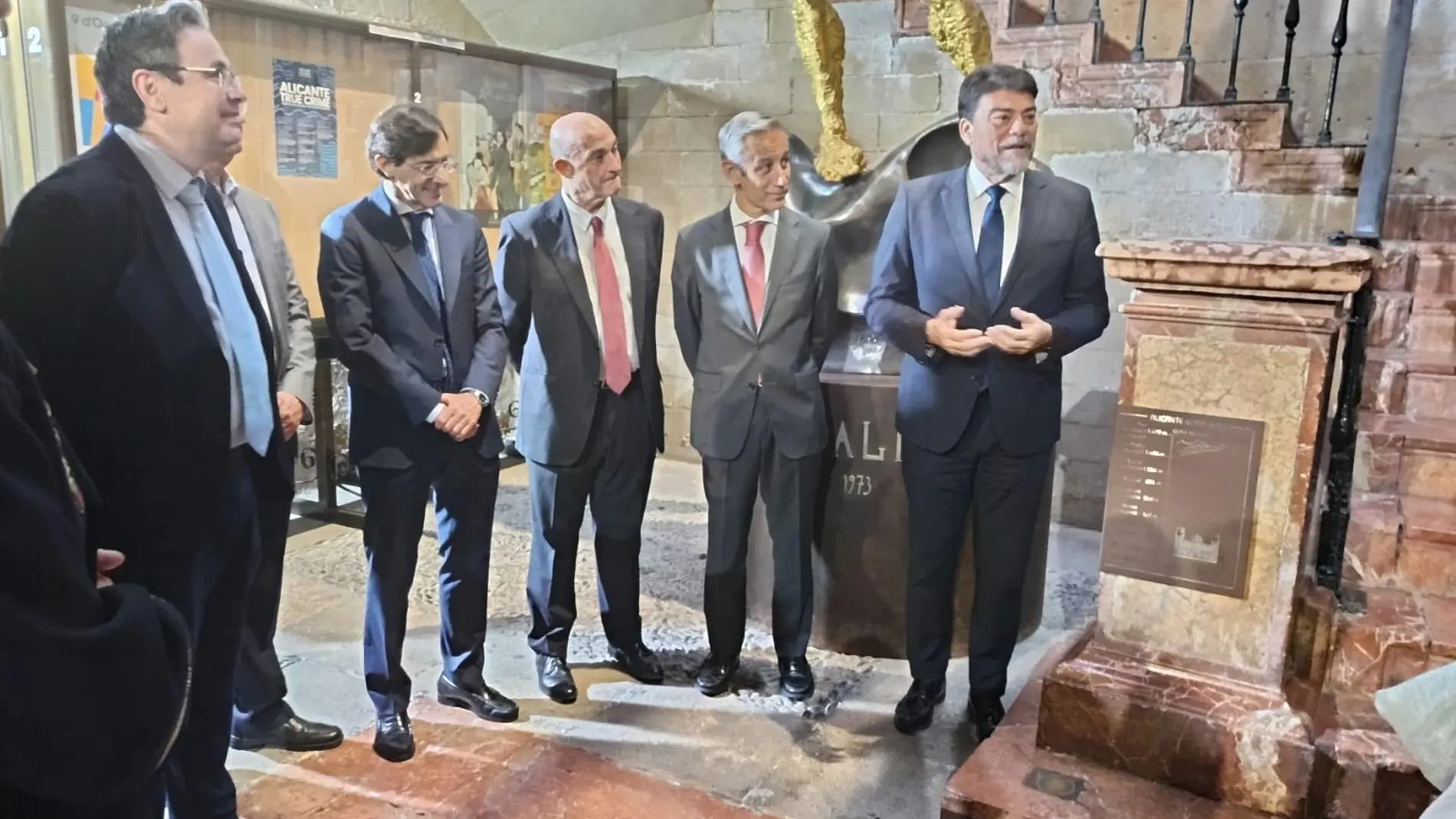 El alcalde de Alicante, Luis Barcala, al lado de la placa de cota cero que hay en el zaguán del Ayuntamiento de la ciudad