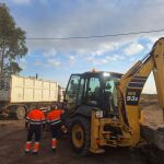 Operarios de limpieza acondicionando el cementerio de Alicante con motivo de del Día de Todos los Santos