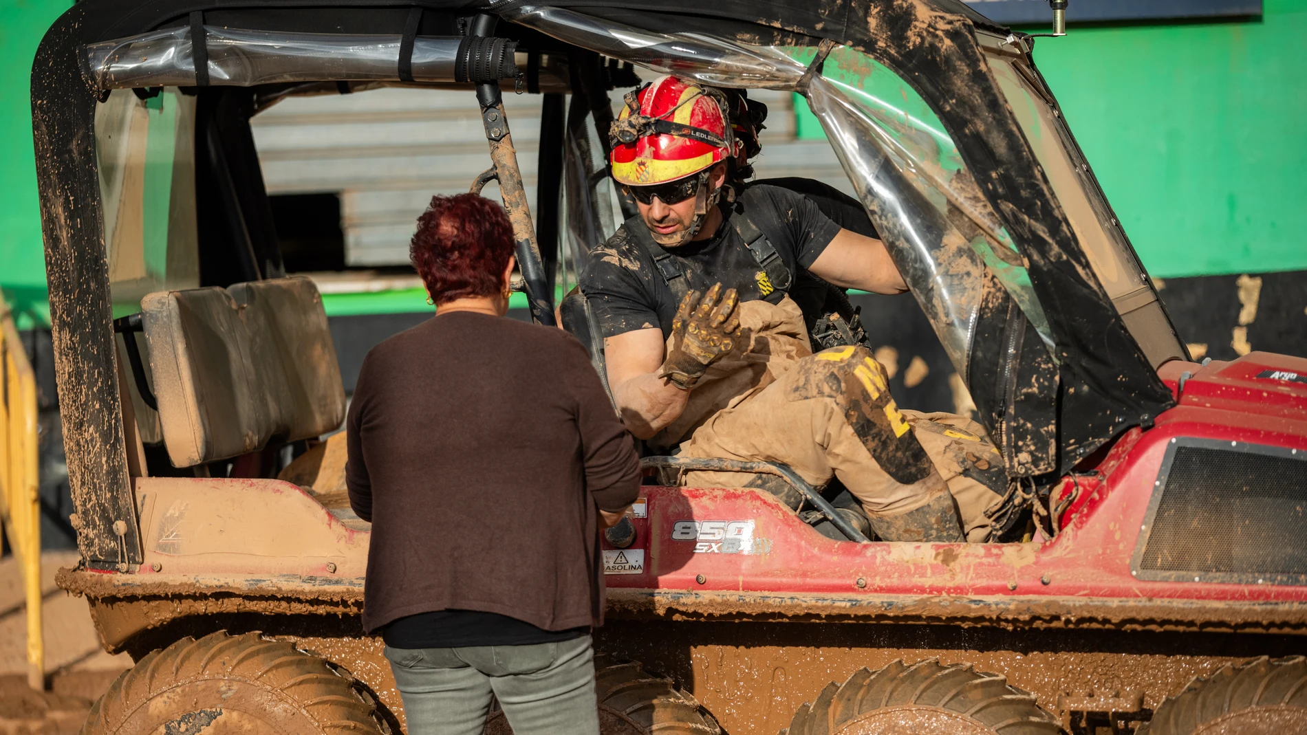 Varias personas colaboran en las labores de limpieza, a 31 de octubre de 2024, en Utiel, Valencia, Comunidad Valenciana (España). Esta mañana se han reanudado las labores de búsqueda de los desaparecidos en las zonas afectadas por la ana en la Comunidad Valenciana, que se ha cobrado la vida de más de 100 personas, por el momento. Además, los daños materiales son incontables con carreteras cortadas y zonas aisladas por el agua, el barro y los corrimientos de tierra. Muchos municipios están sin...