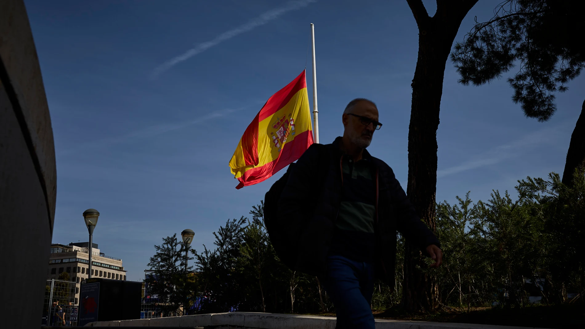 Las banderas del Ayuntamiento, Congreso de los Diputados, fuente de Cibeles y bandera de la plaza de Colón, ondean a media asta ante la tragedia ocurrida en el país por la DANA sumándose al luto oficial decretado por el Gobierno de España. © Alberto R. Roldán / Diario La Razón. 31 10 2024